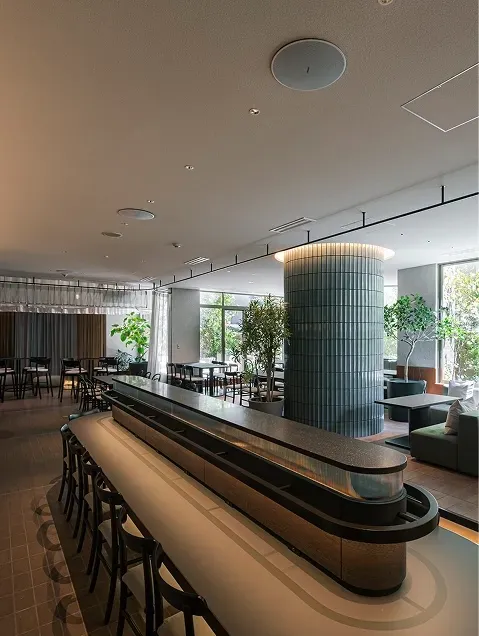 シックな照明とカウンター席があるカフェダイニングの店内。