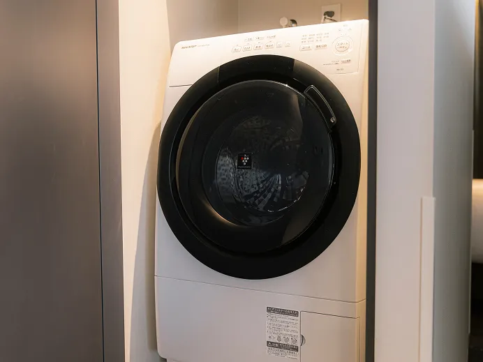 黒い丸窓が特徴的なドラム式洗濯乾燥機。