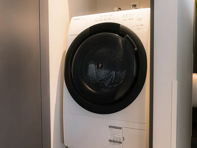 黒い丸窓が特徴的なドラム式洗濯乾燥機。