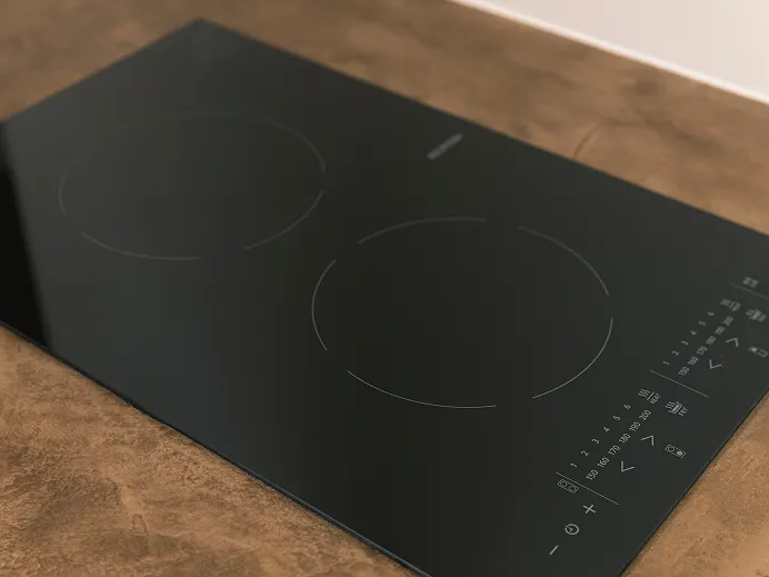 なめらかな黒い天板の据え付け型IHクッキングヒーター。